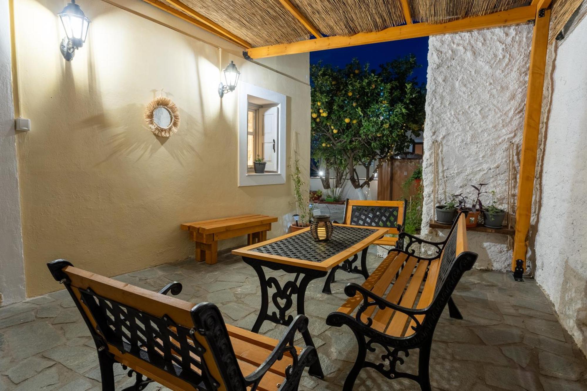 Spacious Home With Yard, Mytilene Lesvos Exterior photo