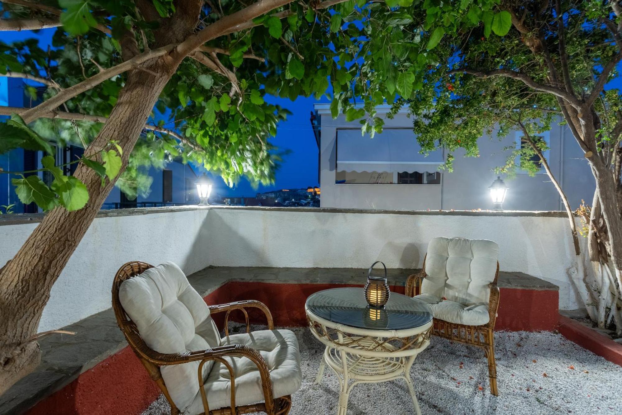 Spacious Home With Yard, Mytilene Lesvos Exterior photo