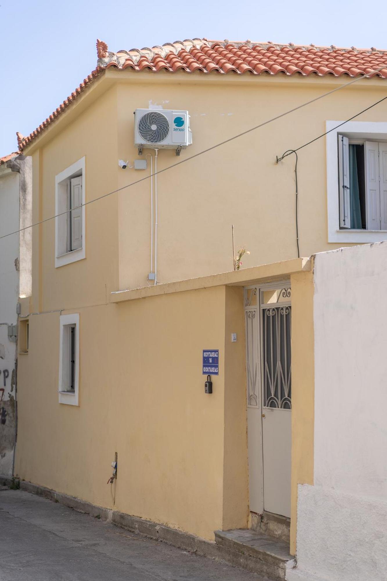 Spacious Home With Yard, Mytilene Lesvos Exterior photo